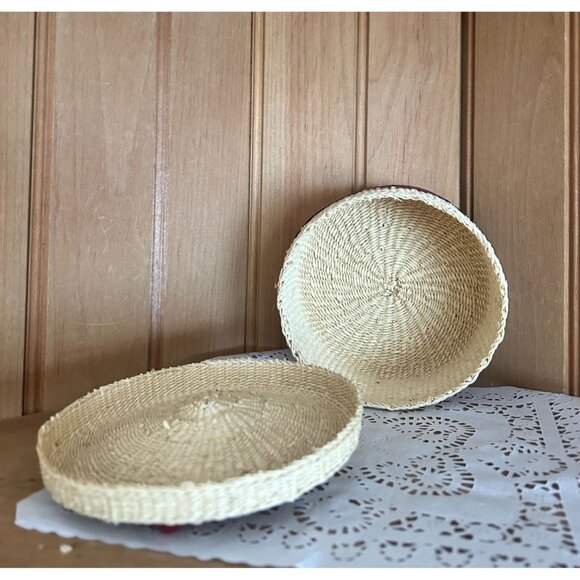 Hand woven Straw Basket with Lid & Red Plaid Ribbon Small Gift Holiday Decor - Picture 5 of 5